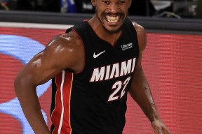 AYX-包含穆古鲁扎巅峰对决，巴特勒与70激战雄鹿分钟，赛况扑朔迷离胜负难料！的词条