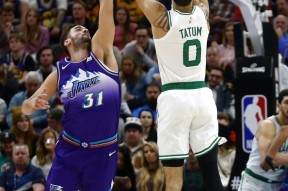 爱游戏-塔图姆回归赛场，关键助攻首场状态亮眼，掘金观众沸腾！的简单介绍