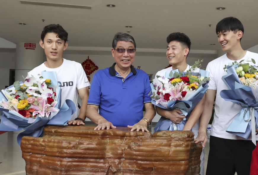 关于赛后法兰克福调整名单以备荷甲；火线驰援环节打磨；话题不断；医务组通报恢复的信息